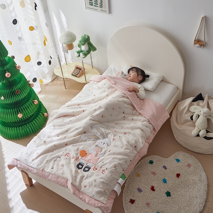 91家纺网 家纺一手货源 找家纺 荷马之梦 2025新款A类全棉双层纱贴布绣大豆儿童夏被轻芯系列 长耳朵兔兔