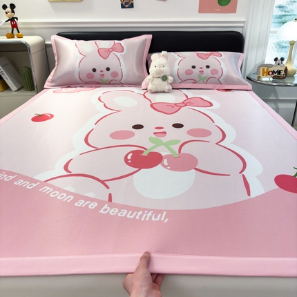 91家纺网 家纺一手货源 找家纺 丝羽坊 2025新款大版印花冰丝凉席冰丝席碳光冰丝凉席-平铺款 桃桃兔