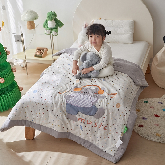 91家纺网 家纺一手货源 找家纺 荷马之梦 2025新款A类全棉双层纱贴布绣大豆儿童夏被轻芯系列 音乐小象