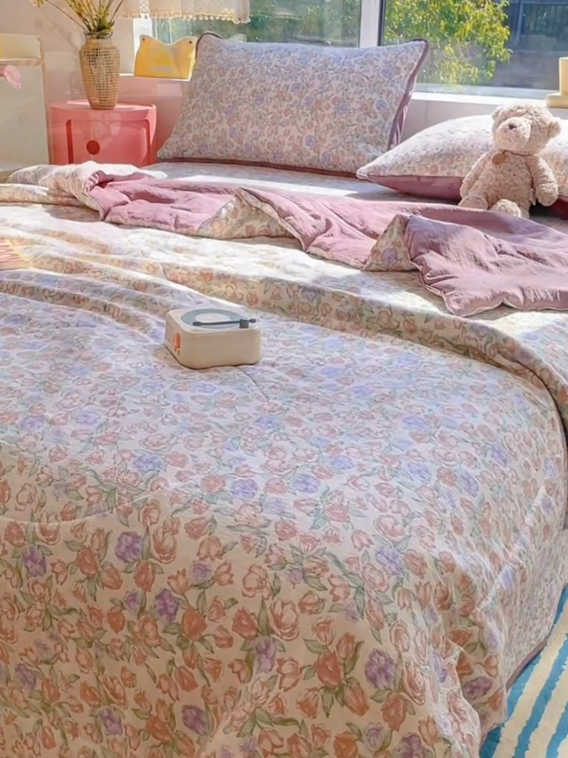 91家纺网 家纺一手货源 找家纺 老帅的工厂店2025新款a类云感双层纱7a抗菌夏被四件套 满园春紫