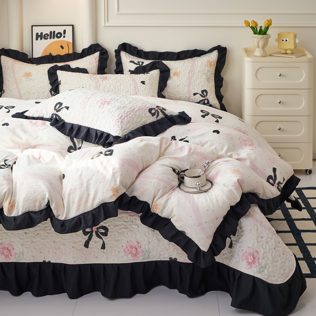 91家纺网 家纺一手货源 找家纺 蝶帕家纺 2025新款法式赫本风韩版花边水洗棉床盖四件套 公主梦境粉