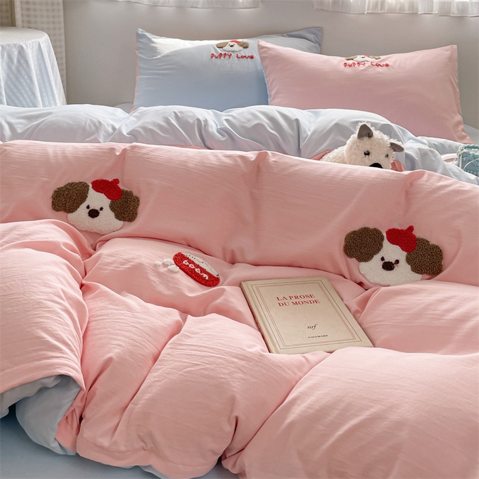 91家纺网 家纺一手货源 找家纺 星座家纺 2025新款水洗棉毛巾绣四件套 红帽小狗 粉蓝