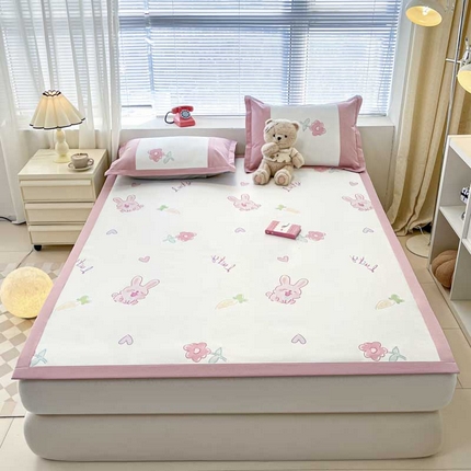 鑫琪莱家纺 2025新款数码印花加密冰藤凉席三件套 床席款-花园小兔