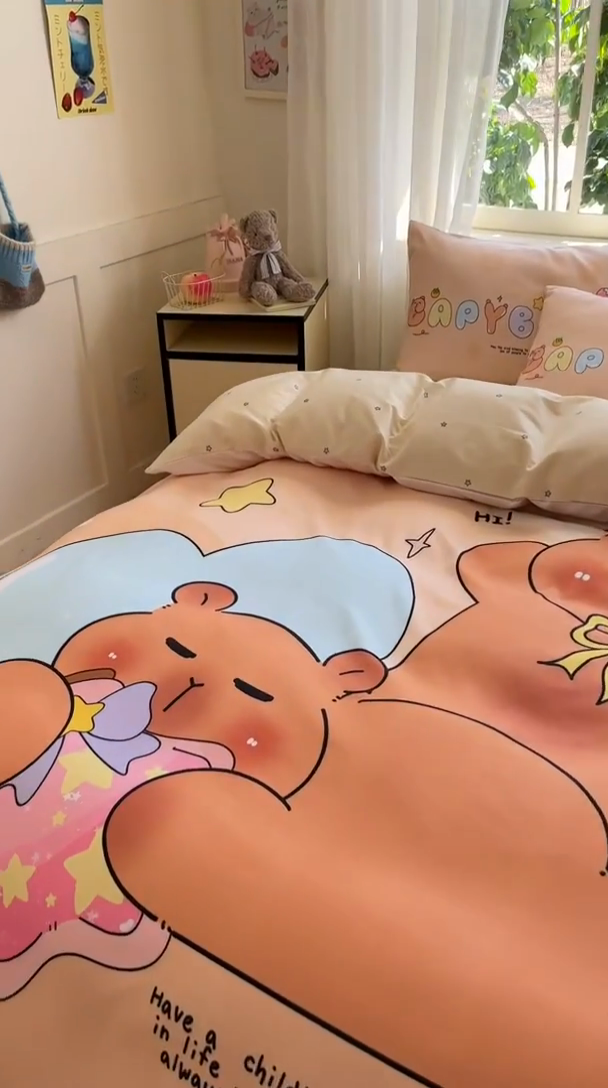 91家纺网 家纺一手货源 找家纺 博雅 2025新款全棉大版印花四件套-卡皮巴拉 许愿瓶卡皮巴拉