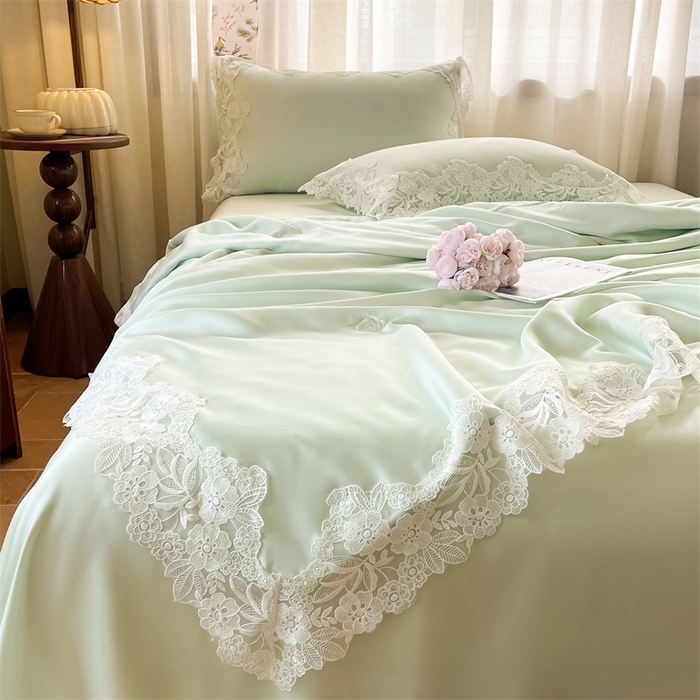 91家纺网 家纺一手货源 找家纺 雯豆家纺 2025夏季新品天丝蕾丝花边款夏被四件套夏天凉感薄被空调被 米娅-山茶绿