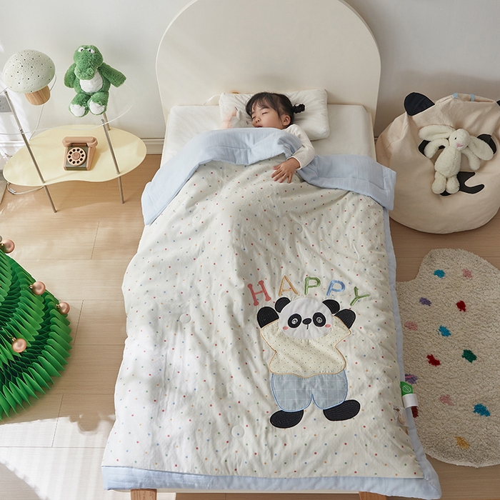 91家纺网 家纺一手货源 找家纺 荷马之梦 2025新款A类全棉双层纱贴布绣大豆儿童夏被轻芯系列 快乐熊猫