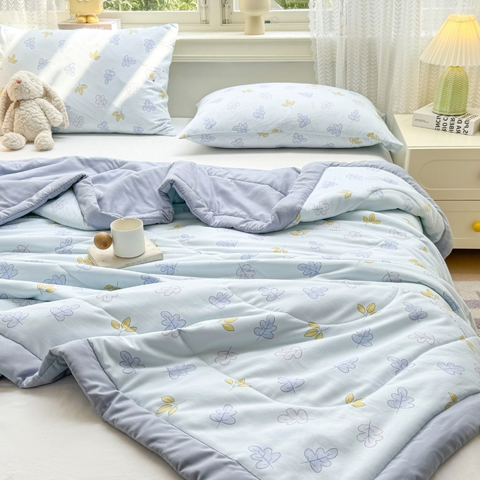 91家纺网 家纺一手货源 找家纺 穆琪 2025年新款小清新手包边夏凉被水洗棉印花夏被 叶之语