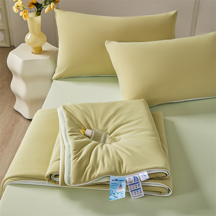 91家纺网 家纺一手货源 找家纺 雯豆家纺 2025夏季新品7A抗菌氨纶凉感丝夏凉被冰丝双人抑菌薄款透气薄被芯 冻冻凉感夏被-麦垛黄+梅子青