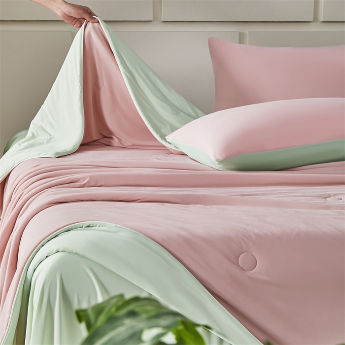 91家纺网 家纺一手货源 找家纺 雯豆家纺 2025夏季新品7A抗菌氨纶凉感丝夏凉被冰丝双人抑菌薄款透气薄被芯 冻冻凉感夏被-烟霞粉+梅子青