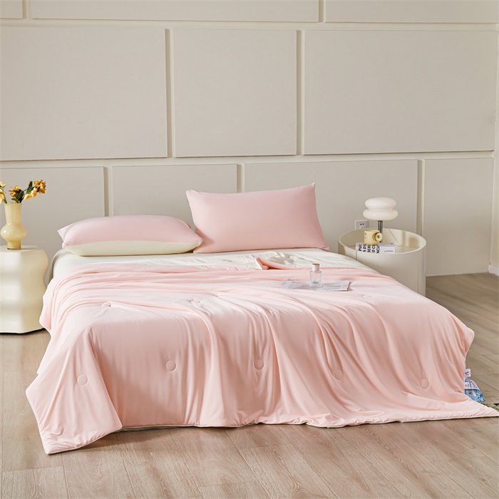 91家纺网 家纺一手货源 找家纺 雯豆家纺 2025夏季新品7A抗菌氨纶凉感丝夏凉被冰丝双人抑菌薄款透气薄被芯 冻冻凉感夏被-白桃粉+暖米色