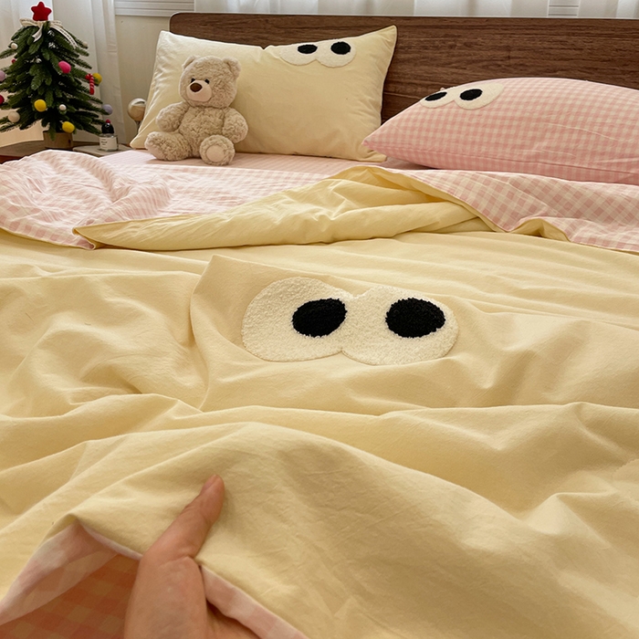 91家纺网 家纺一手货源 找家纺 桃心家居 2025新款云柔水洗棉毛巾绣大豆单夏被夏被四件套 水洗棉-大眼睛夏被奶黄粉小格