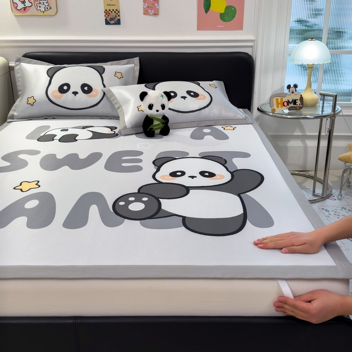 91家纺网 家纺一手货源 找家纺 丝羽坊 2025新款大版印花冰丝凉席冰丝席碳光冰丝凉席-平铺款 功夫熊猫