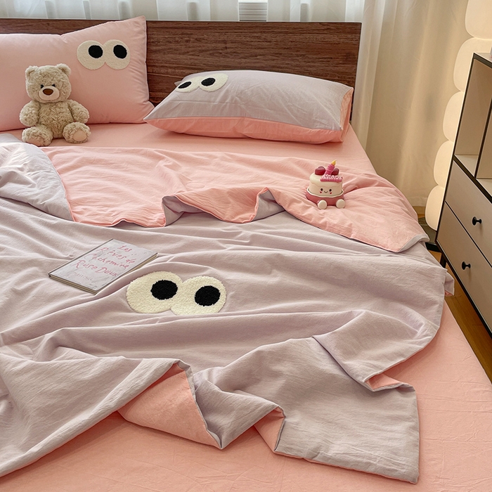 91家纺网 家纺一手货源 找家纺 桃心家居 2025新款云柔水洗棉毛巾绣大豆单夏被夏被四件套 水洗棉-大眼睛夏被葡萄粉桃