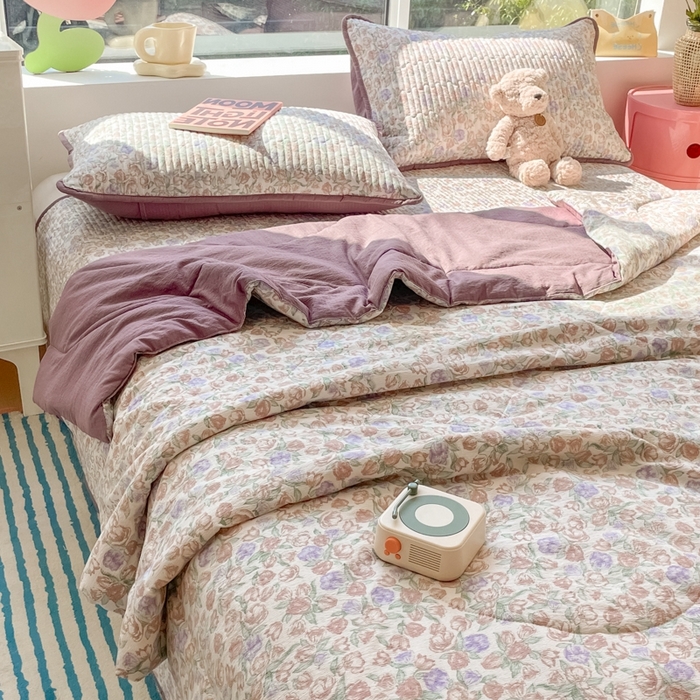 91家纺网 家纺一手货源 找家纺 老帅的工厂店2025新款a类云感双层纱7a抗菌夏被四件套 满园春紫