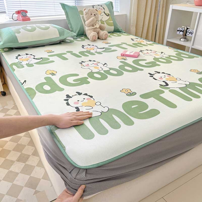 91家纺网 家纺一手货源 找家纺 鑫琪莱家纺 2025新款数码印花加密冰藤凉席三件套 床笠款-乐时恐龙