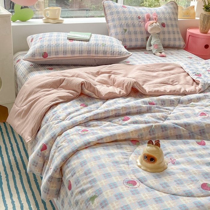 91家纺网 家纺一手货源 找家纺 老帅的工厂店2025新款a类云感双层纱7a抗菌夏被四件套 草莓格