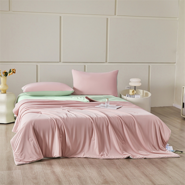 91家纺网 家纺一手货源 找家纺 雯豆家纺 2025夏季新品7A抗菌氨纶凉感丝夏凉被冰丝双人抑菌薄款透气薄被芯 冻冻凉感夏被-烟霞粉+梅子青