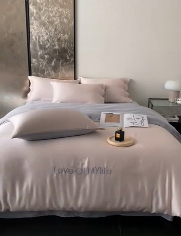 91家纺网 家纺一手货源 找家纺 优悦 2025新款冰丝印花刺绣双拼四件套-漫心 冰莓粉