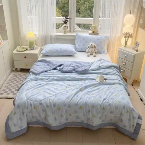 91家纺网 家纺一手货源 找家纺 穆琪 2025年新款小清新手包边夏凉被水洗棉印花夏被 叶之语