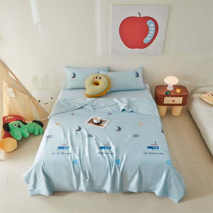 91家纺网 家纺一手货源 找家纺 雯豆家纺 2025夏季新品7A抗菌莱赛尔兰精天丝绣花刺绣夏被空调被四件套凉感被芯 帆船系列-天空蓝