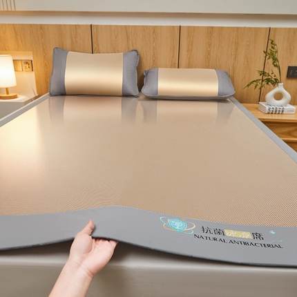 91家纺网 家纺一手货源 找家纺 （总）航途席业 2025新款冰藤席凉席三件套包边抗菌刺绣款冰藤凉席