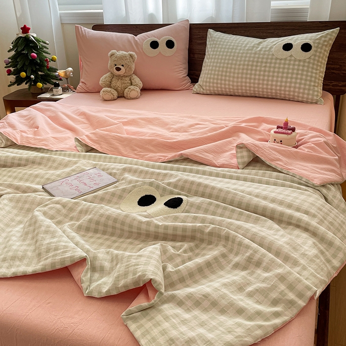 91家纺网 家纺一手货源 找家纺 桃心家居 2025新款云柔水洗棉毛巾绣大豆单夏被夏被四件套 水洗棉-大眼睛夏被绿格粉粉