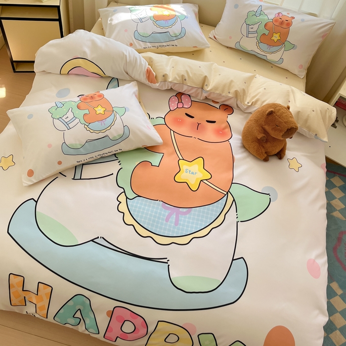 91家纺网 家纺一手货源 找家纺 博雅 2025新款全棉大版印花四件套-卡皮巴拉 木马卡皮巴拉