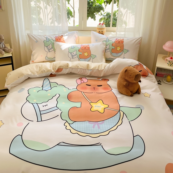 91家纺网 家纺一手货源 找家纺 博雅 2025新款全棉大版印花四件套-卡皮巴拉 木马卡皮巴拉