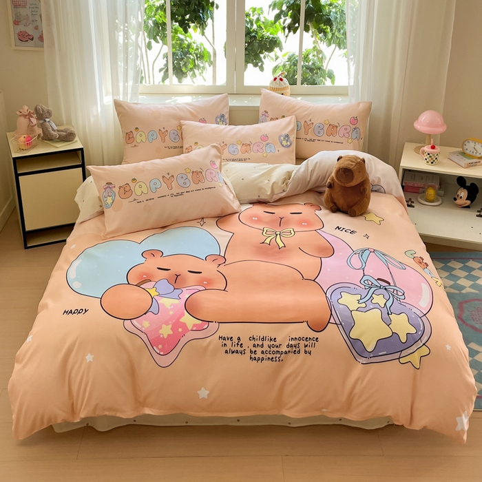 91家纺网 家纺一手货源 找家纺 博雅 2025新款全棉大版印花四件套-卡皮巴拉 许愿瓶卡皮巴拉