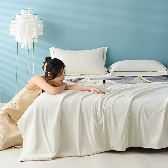 91家纺网 家纺一手货源 找家纺 益多眠 2025年新款凉感丝双拼夏被夏凉被被子被芯 奶白灰