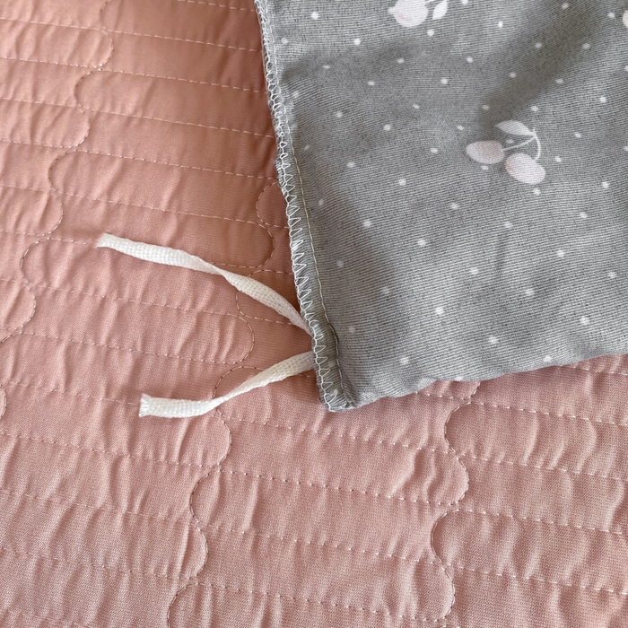 91家纺网 家纺一手货源 找家纺 仟网汇 2025新款赫本针织双层纱床盖四件套 复古樱桃