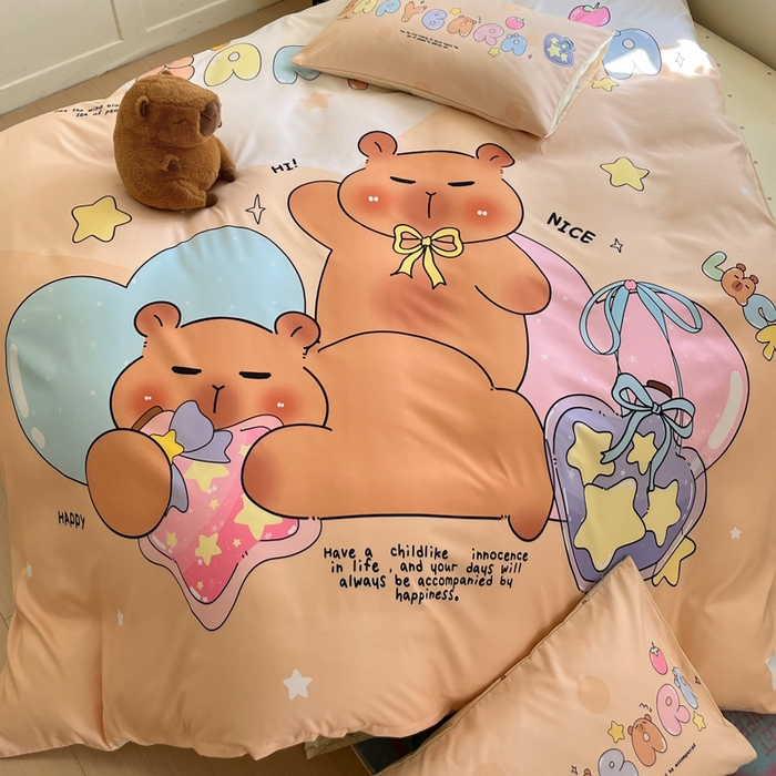 91家纺网 家纺一手货源 找家纺 博雅 2025新款全棉大版印花四件套-卡皮巴拉 许愿瓶卡皮巴拉