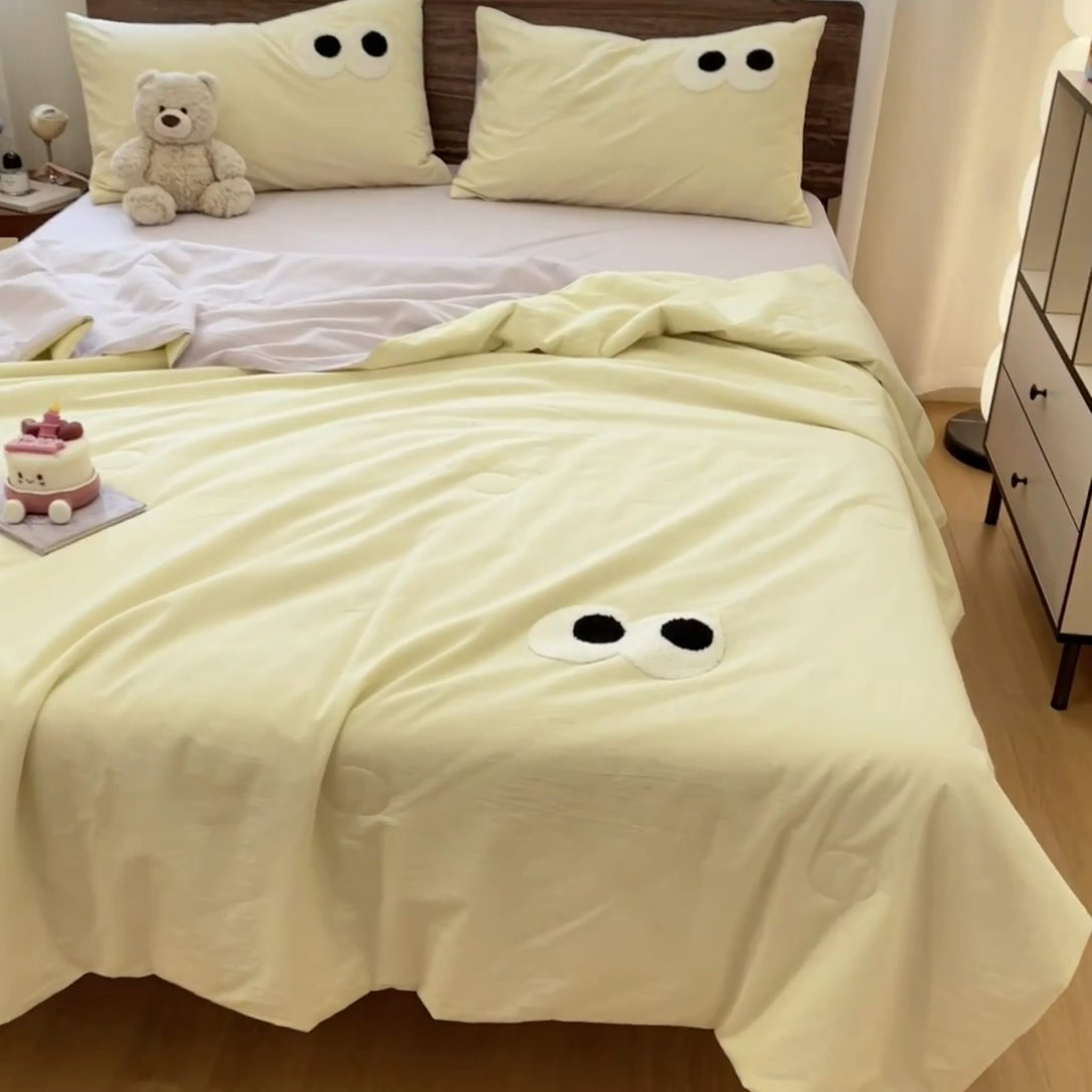 91家纺网 家纺一手货源 找家纺 桃心家居 2025新款云柔水洗棉毛巾绣大豆单夏被夏被四件套 水洗棉-大眼睛夏被奶油葡萄