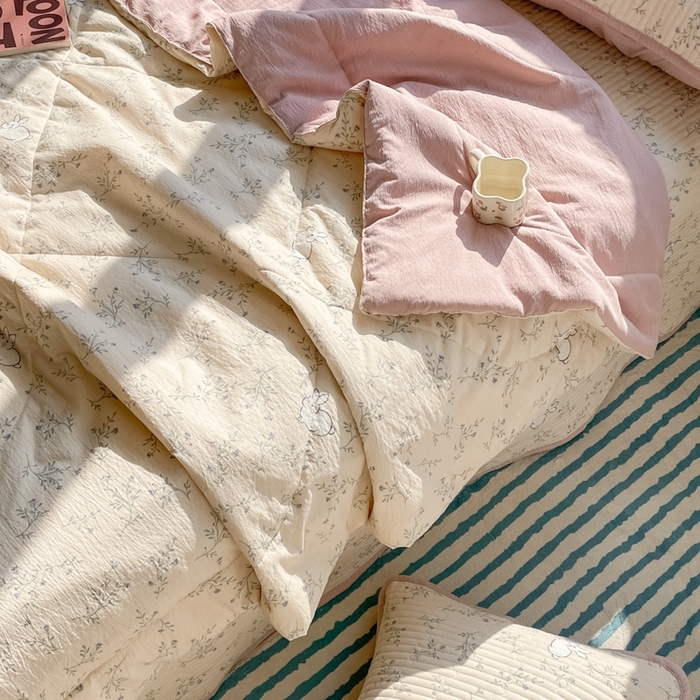 91家纺网 家纺一手货源 找家纺 老帅的工厂店2025新款a类云感双层纱7a抗菌夏被四件套 兔兔密语