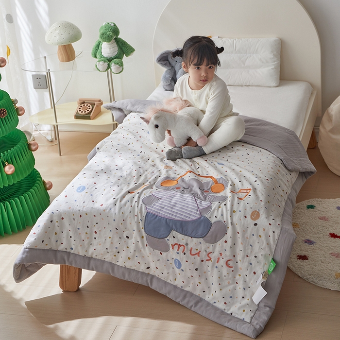 91家纺网 家纺一手货源 找家纺 荷马之梦 2025新款A类全棉双层纱贴布绣大豆儿童夏被轻芯系列 音乐小象