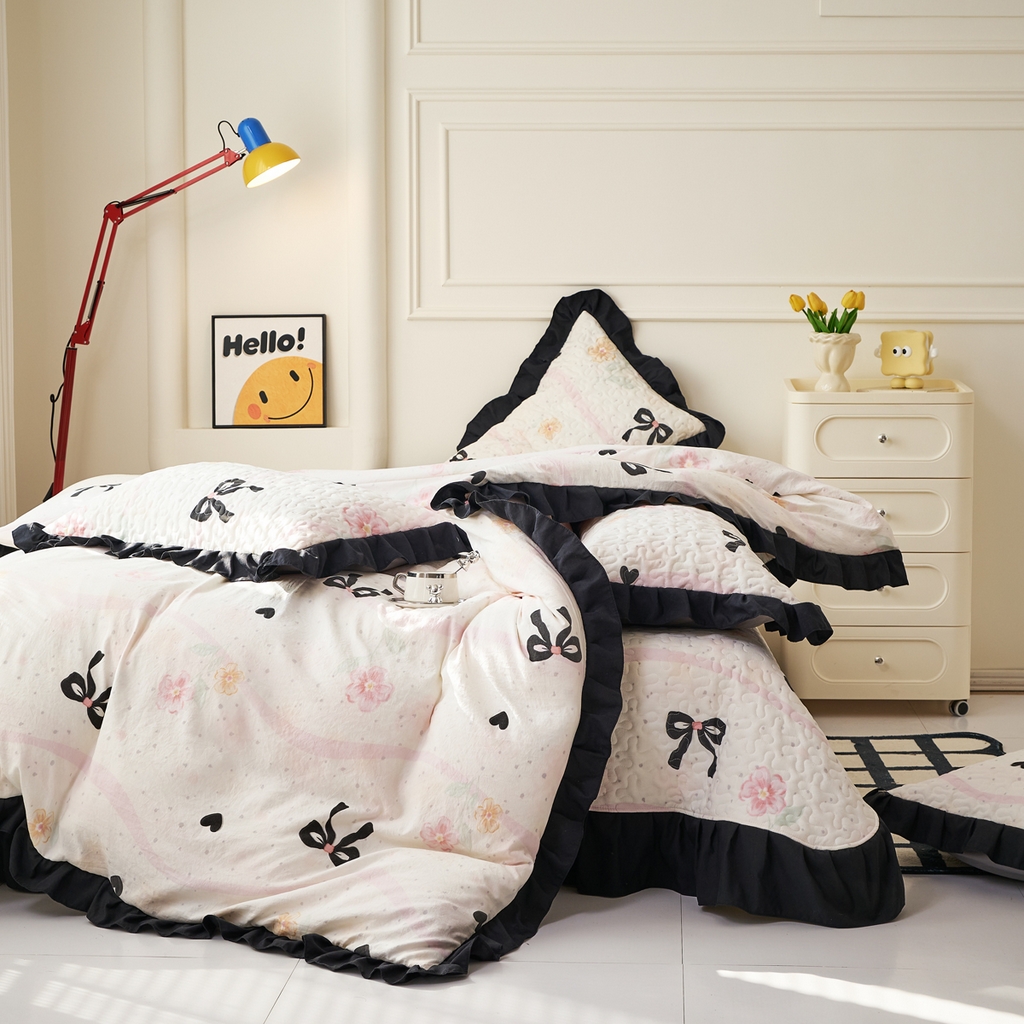 91家纺网 家纺一手货源 找家纺 蝶帕家纺 2025新款法式赫本风韩版花边水洗棉床盖四件套 公主梦境粉