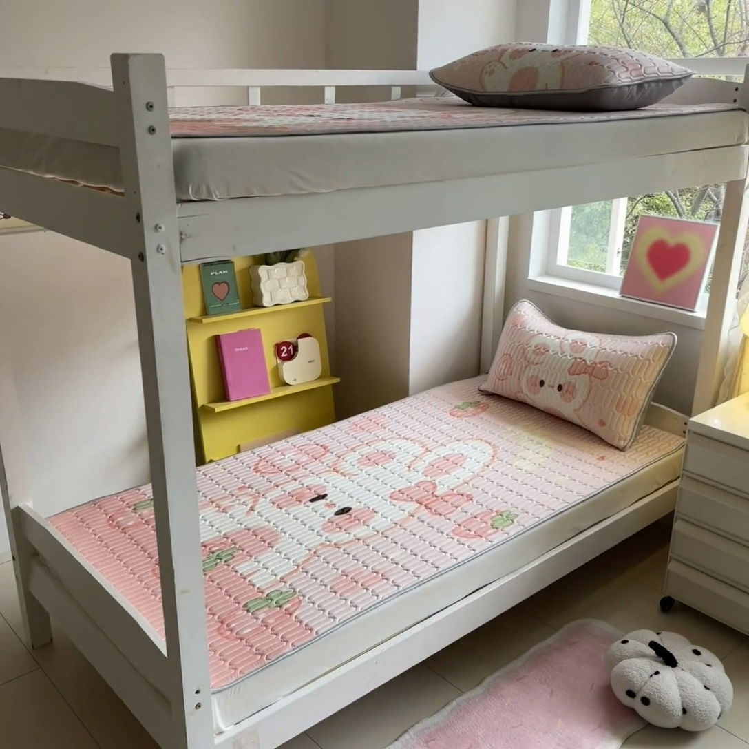 91家纺网 家纺一手货源 找家纺 川悦生活 2025新款大阪宿舍凉感丝凉席 蜜莓小兔