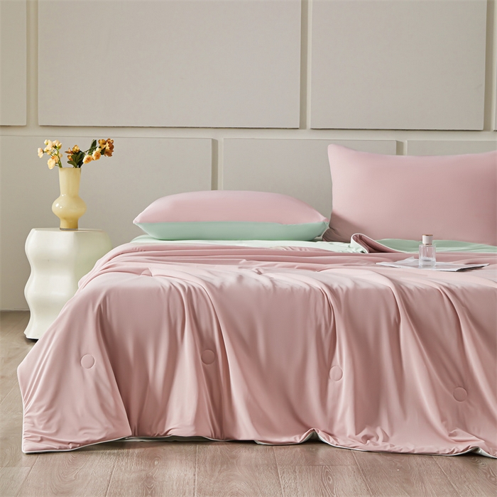 91家纺网 家纺一手货源 找家纺 雯豆家纺 2025夏季新品7A抗菌氨纶凉感丝夏凉被冰丝双人抑菌薄款透气薄被芯 冻冻凉感夏被-烟霞粉+梅子青