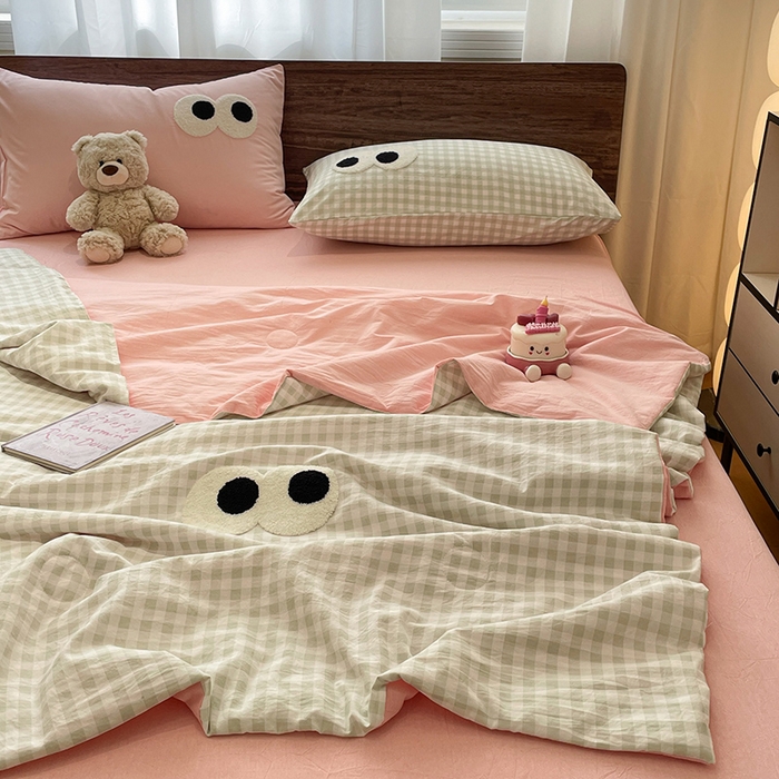 91家纺网 家纺一手货源 找家纺 桃心家居 2025新款云柔水洗棉毛巾绣大豆单夏被夏被四件套 水洗棉-大眼睛夏被绿格粉粉