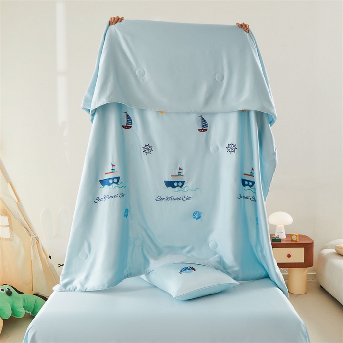 91家纺网 家纺一手货源 找家纺 雯豆家纺 2025夏季新品7A抗菌莱赛尔兰精天丝绣花刺绣夏被空调被四件套凉感被芯 帆船系列-天空蓝