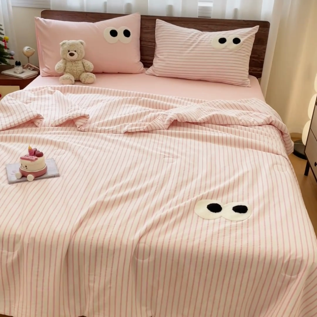 91家纺网 家纺一手货源 找家纺 桃心家居 2025新款云柔水洗棉毛巾绣大豆单夏被夏被四件套 水洗棉-大眼睛夏被粉条粉