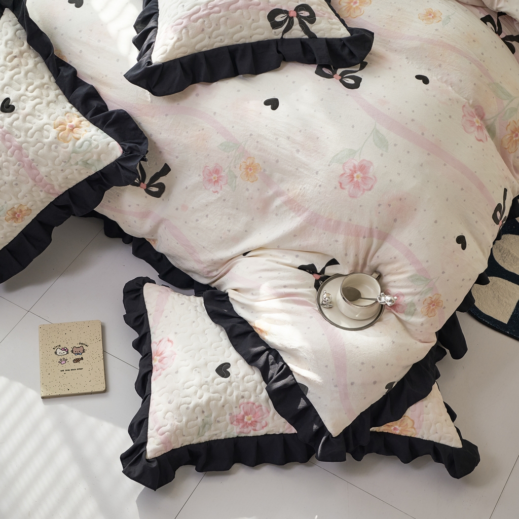 91家纺网 家纺一手货源 找家纺 蝶帕家纺 2025新款法式赫本风韩版花边水洗棉床盖四件套 公主梦境粉