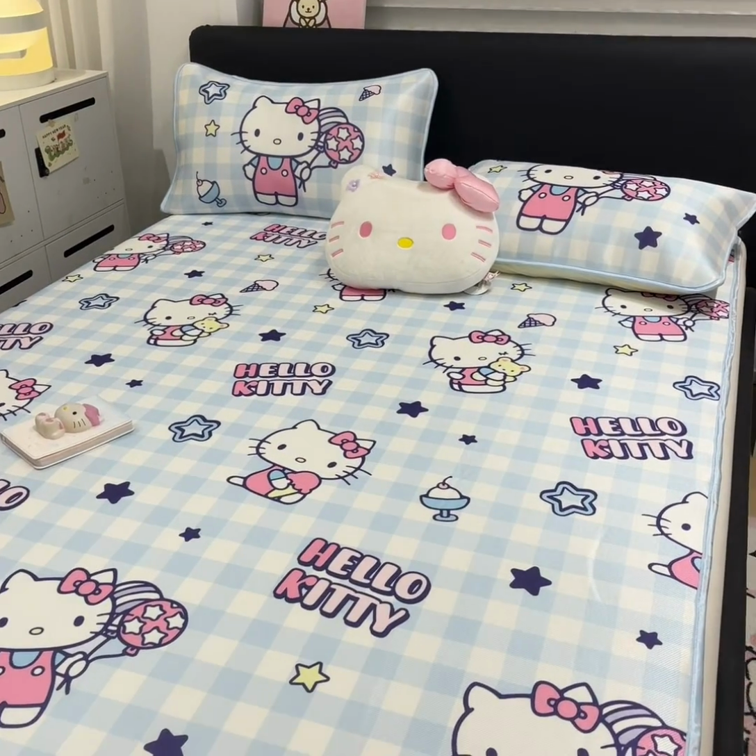 91家纺网 家纺一手货源 找家纺 暮思家居 2025新款三丽鸥正版授权数码印花A类可机洗1200D冰丝凉席三件套平铺款系列 平铺款-蓝格KT