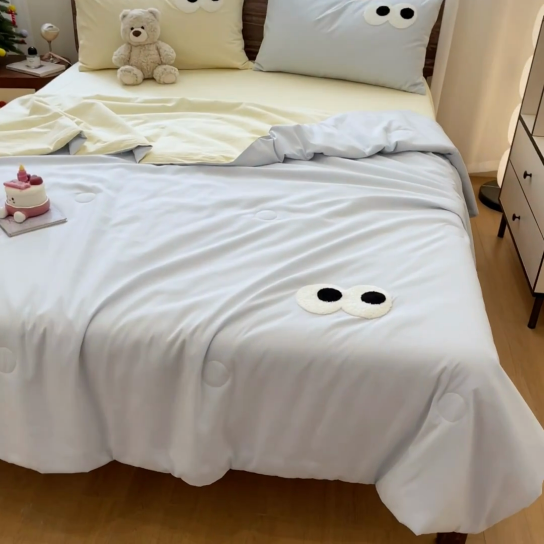 91家纺网 家纺一手货源 找家纺 桃心家居 2025新款云柔水洗棉毛巾绣大豆单夏被夏被四件套 水洗棉-大眼睛夏被海盐奶黄