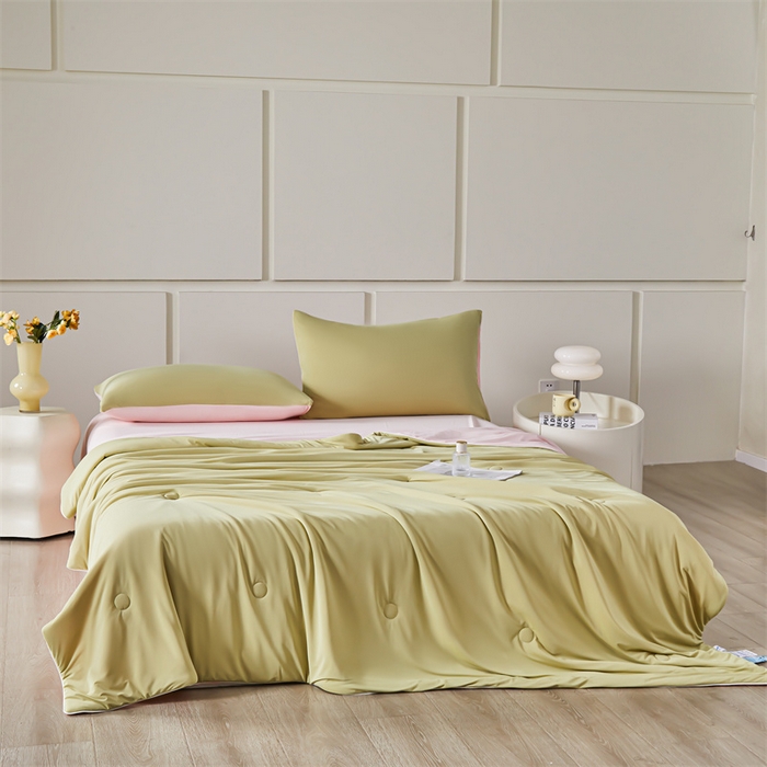 91家纺网 家纺一手货源 找家纺 雯豆家纺 2025夏季新品7A抗菌氨纶凉感丝夏凉被冰丝双人抑菌薄款透气薄被芯 冻冻凉感夏被-麦垛黄+白桃粉