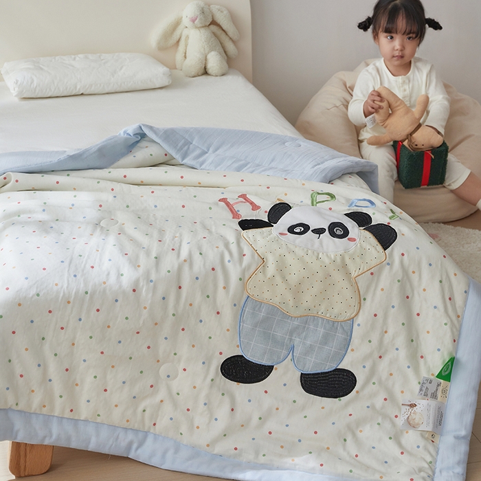 91家纺网 家纺一手货源 找家纺 荷马之梦 2025新款A类全棉双层纱贴布绣大豆儿童夏被轻芯系列 快乐熊猫