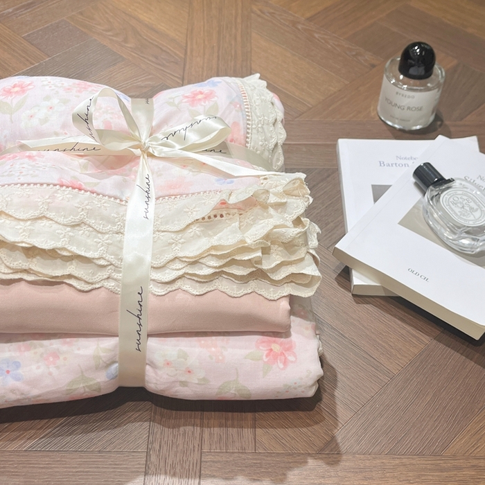 91家纺网 家纺一手货源 找家纺 荣轩家居 2025新款全棉双层纱镂空花边工艺款四件套薄雾玫瑰