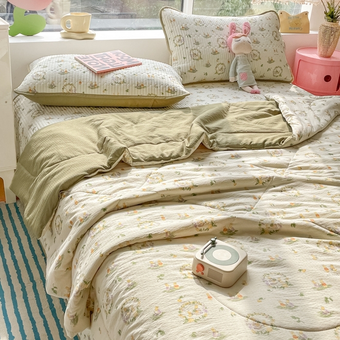 91家纺网 家纺一手货源 找家纺 老帅的工厂店2025新款a类云感双层纱7a抗菌夏被四件套 庄园兔