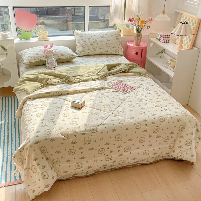 91家纺网 家纺一手货源 找家纺 老帅的工厂店2025新款a类云感双层纱7a抗菌夏被四件套 庄园兔