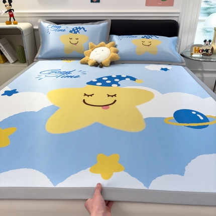 91家纺网 家纺一手货源 找家纺 丝羽坊 2025新款大版印花冰丝凉席冰丝席碳光冰丝凉席-平铺款 调皮宝贝